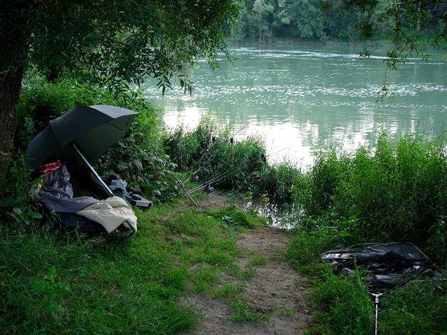 s'installer au bord d'un fleuve qui monte...