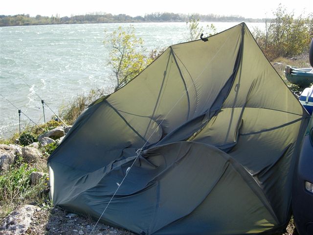 parapluie tente dtruit par le vent