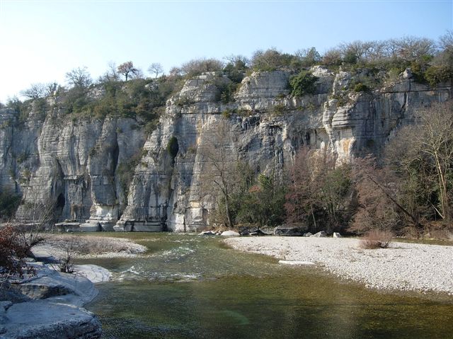 Roches d'Ardéche et eau vert émeraude
