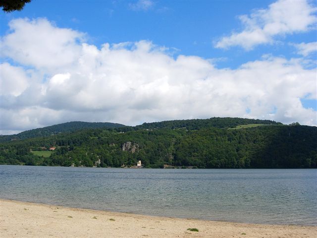 le lac naturel volcanique d'Issarls