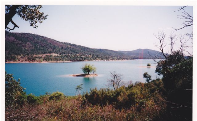 le lac de barrage de Saint-Cassien