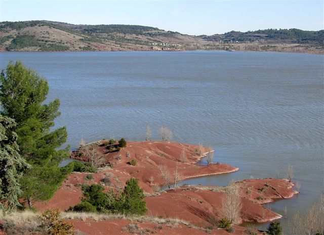 le lac de barrage du Salagou